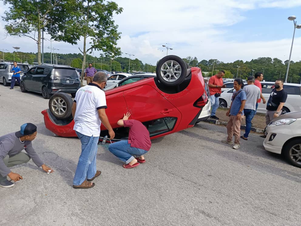 Kereta Terbalik