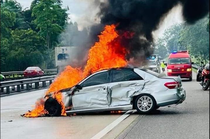 Kereta Terbakar Di Plus