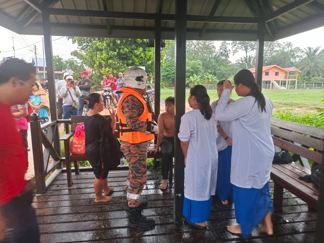 Perahu Karam Lundu 01