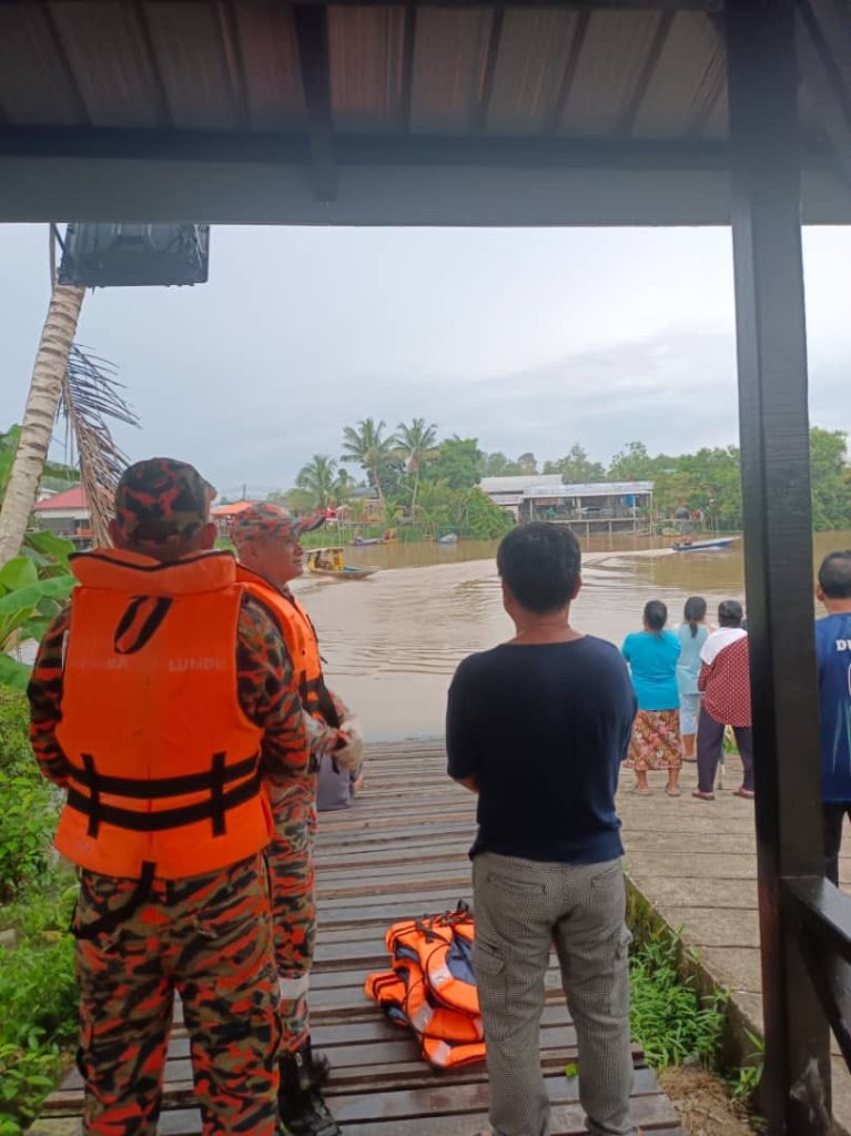 Perahu Karam Lundu 04